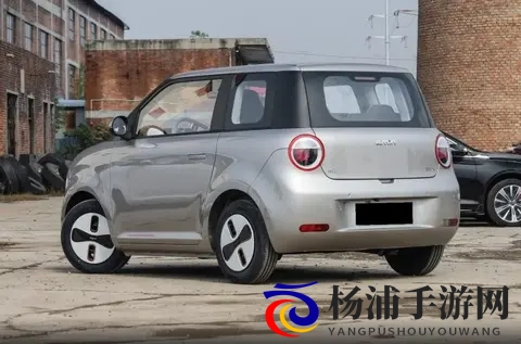 男生舔女生坤坤：男子亲吻女孩的幸福瞬间顿时定格