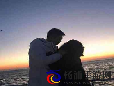 刷子刷小女孩子脚底心：用刷子轻触少女脚底中心部分-1