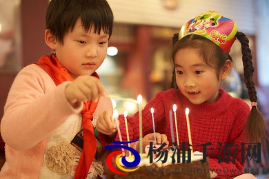 男生女生肌肌对肌肌|少年少女肌肤比拼暖意融融-1