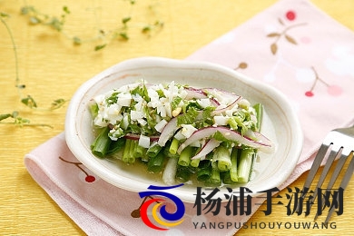 刷子刷小女孩子脚底心|用刷子轻轻按摩少女的脚掌中心-3