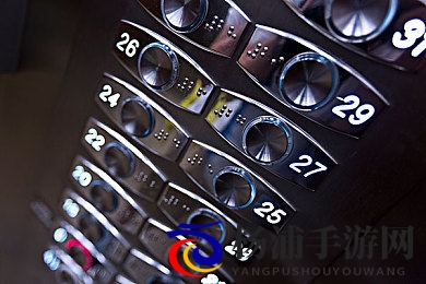 男生女生在床上打扑克|年轻男女在卧室享受棋牌游戏-1