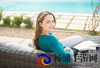 美女露出 让男生吃|佳人展现魅力引男士品尝-1