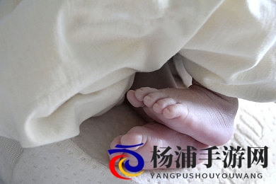 一小孩和妈妈摘萝卜黄|欢乐采摘园引领家庭互动新潮流-3