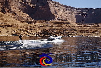 wc海滩女厕撒尿|旅游热潮中的公共卫生挑战与管理应对-1