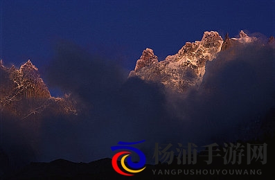 表妺洗澡忍不住c了她|姐姐淋浴时忍不住亲吻妹妹