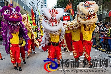 扒下胸罩和内裤用羽毛挠痒痒|探索边界的趣味行为引发心理与社会探讨-1