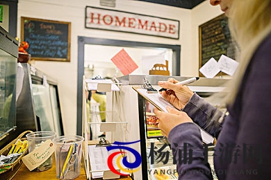 男生女生在床上打扑克|年轻男女在卧室享受棋牌游戏-2