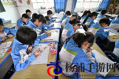 被吊起来毛笔轻挠奶头|悬挂中细笔轻抚胸部体验-2