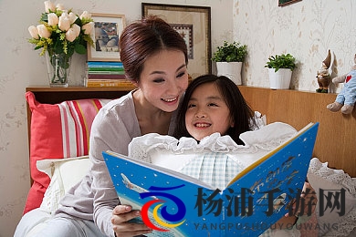 男生女生晚上肌肌对肌|夜晚情侣亲密互动共享温馨时光-1