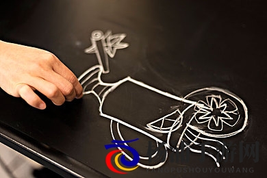 把冰块一颗一颗往里堆到肚子里面|逐个将冰块放入腹中堆积起来-2