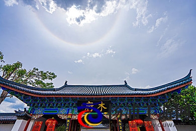 大炕上和亲亲公的交换|温馨夜幕中皇室夫妇的亲密互动-1