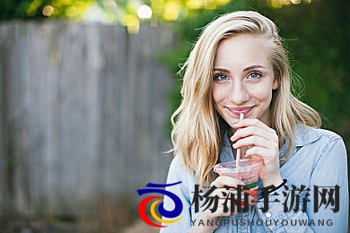 9分42秒头撞玻璃视频|游戏创新新趋势引爆玩家热情